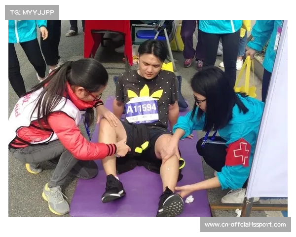 队医现场救治瞬间：运动员抽筋处理展现专业医疗保障